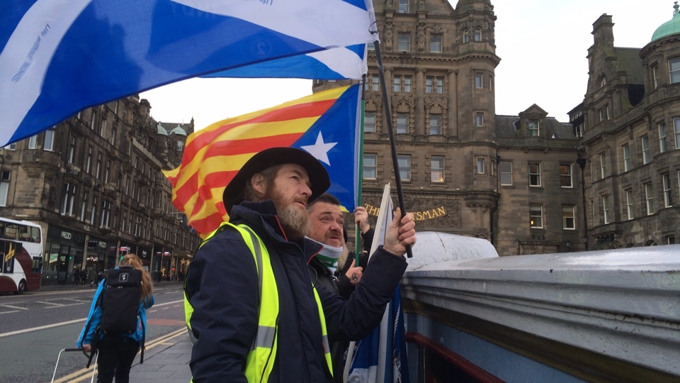 Bridges for Indy in Edinburgh - in solidarity with Catalonia title=